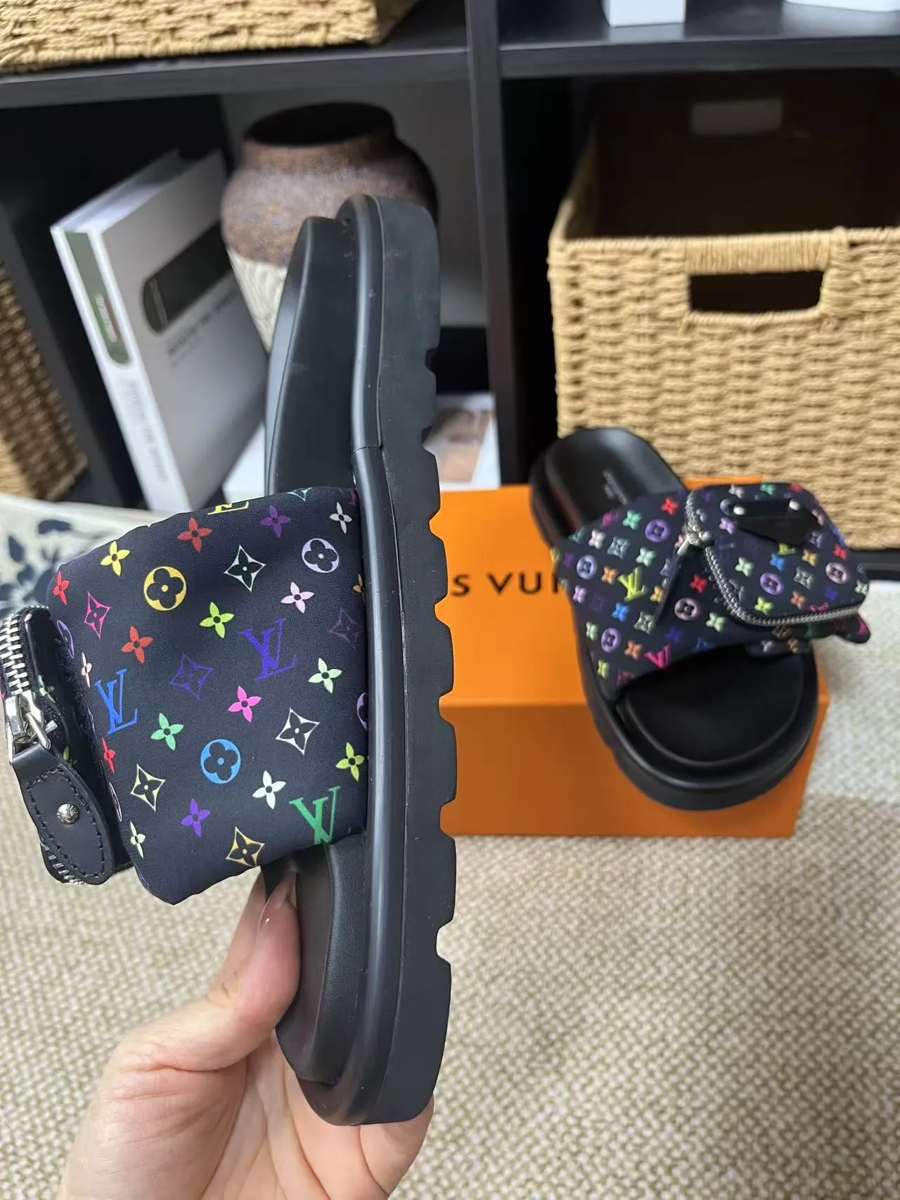 P380 yuan LV Louis Vuitton Full of high-end feel! A popular model among bloggers at home and abroad, it’s retro and fashionable, and looks stunning on your feet! Mainly recommended model on the official website★ ━━━━━ ЅᏇєєt ━━━━━ ▪️Upper: original calfskin ➕5D printing process ▪️Inner: imported mixed sheepskin ▪️Outsole: original molded foam outsole ▪️Size: Female 35-40 Men's 39-44 (women's 41 men's 45)